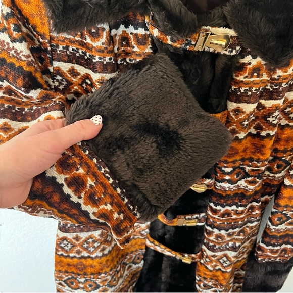 Vintage 1960/1970s  Women's Medium Tapestry Union Made Carpet Coat. - Picture 3 of 8